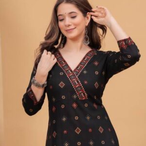 Women Floral Print Viscose Rayon Straight Kurta